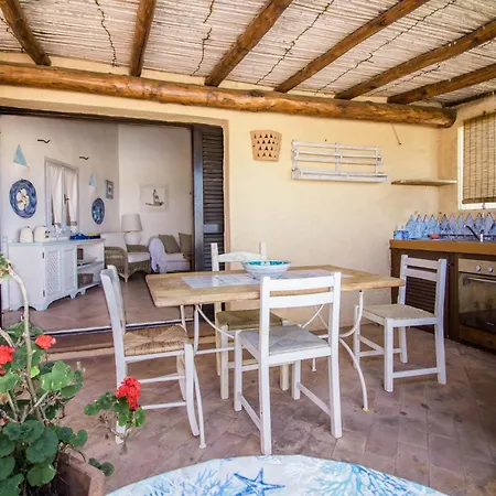 Guesthost - Sea View Flat With Veranda And Pool Appartement Liscia di Vacca