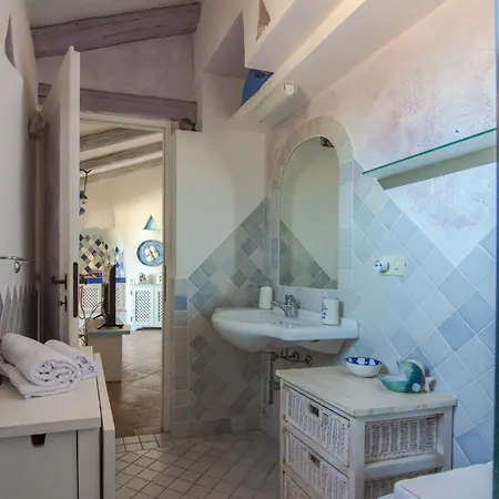 Guesthost - Sea View Flat With Veranda And Pool Liscia di Vacca