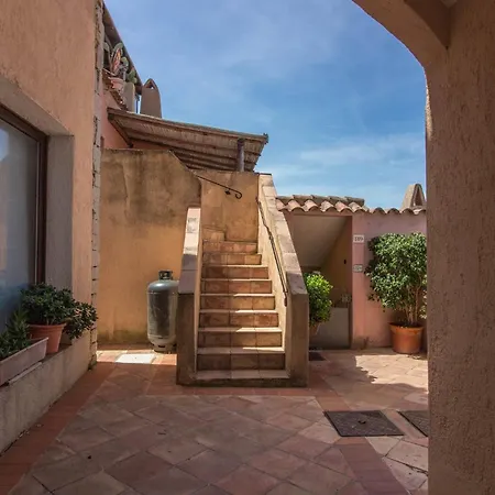 Guesthost - Sea View Flat With Veranda And Pool