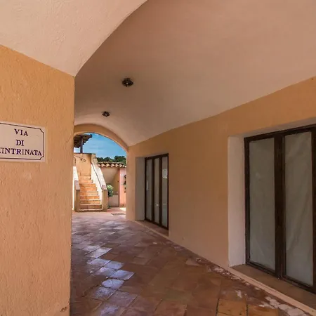 Guesthost - Sea View Flat With Veranda And Pool Appartement Liscia di Vacca